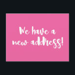 Cartão Postal Mínimo Rosa Quente, Mudamos De Novo Movimento Para<br><div class="desc">Este moderno minimalista que movemos o cartão-postal do anúncio apresenta riscas de pincel divertidas em rosa-quente e branco.</div>