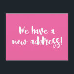 Cartão Postal Mínimo Rosa Quente, Mudamos De Novo Movimento Para<br><div class="desc">Este moderno minimalista que movemos o cartão-postal do anúncio apresenta riscas de pincel divertidas em rosa-quente e branco.</div>