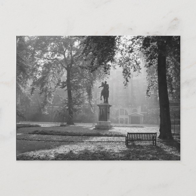 Cartão Postal Misty Morning Na Praça (Frente)