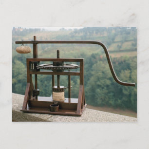 Cartão Postal Modelo de trabalho de uma prensa de oliveira