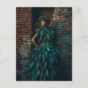 Cartão Postal Modelo em vestido verde posaria contra tijolo