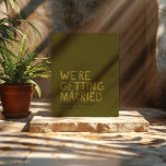 Cartão Postal Moderno Verde-Oliva - Tipografia Manuscrita Negrit<br><div class="desc">Envie amor através do correio com este verde-oliva moderno, salve o cartão-postal, desenhado com tipografia desenhada à mão e um chic riscado. Uma opção única e mínima para casais criativos que querem algo diferente. Não são necessários envelopes! ・ Cartão-postal de dupla face ・ design lúdico mas elegante ・ Detalhes personalizáveis...</div>