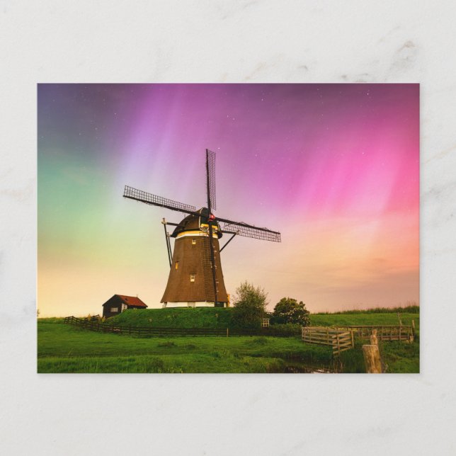 Cartão Postal Moinho de vento tradicional sob a Aurora Boreal (Frente)