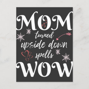 Cartão Postal MOM De Cabeça Para Baixo Escreve WOW Dia das Mães