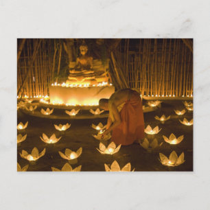 Cartão Postal Monges acendendo velas e lanternas khom loy para
