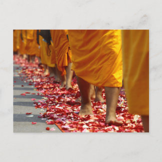 Cartão Postal Monges budistas caminhando postais