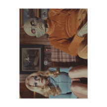 Monstro e Mulher no sofá dos anos 70