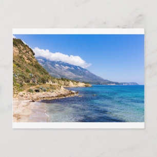 Cartão Postal Montanhas na costa com mar na Grécia de Kefalonia