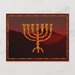 Cartão Postal Moshe's Menorah<br><div class="desc">Na Torah Moshe Rabbenu, diz-se, "Você fará um Menorah de ouro puro, espancado, se o Menorah for feito, sua base, seu galho, suas bolas, seus botões, e suas flores serão martelados dele, " [Shmot 25:31] e mais tarde, "Veja, construa, de acordo com a forma que você está mostrando na montanha."...</div>