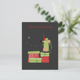 Cartão Postal Mouse bonito sobre os presentes de Natal