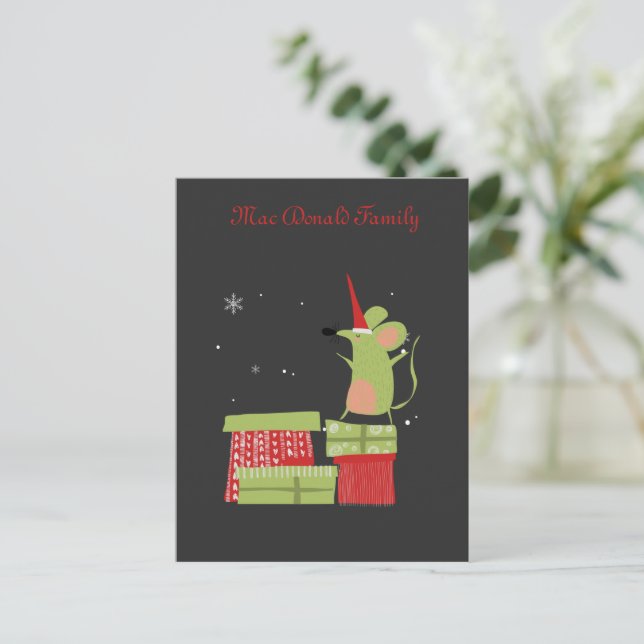 Cartão Postal Mouse bonito sobre os presentes de Natal (Em pé/Frente)