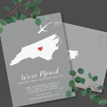Cartão Postal Movendo o estado do lançamento da placa de Posto d<br><div class="desc">Anúncio em Movimento | Estado da Carolina do Norte, Anúncio em movimento moderno com o estado da Carolina do Sul, com um coração vermelho e um avião em fundo de cinza. A cor do plano de fundo pode ser alterada facilmente clicando em personalizar e, em seguida, clique para personalizar ainda...</div>