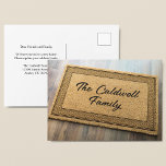Cartão Postal Movimentação Personalizada de Portas Frentes do No<br><div class="desc">Esta bonita mudança de endereço no postal apresenta um tapete de porta frontal bem-vindo com seu nome de família personalizado na frente. Nossa família mudou-se para uma nova casa, por favor atualize seu catálogo de endereços. Preencha a parte de trás destes cartões postais móveis com as suas informações personalizadas para...</div>