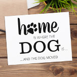 Cartão Postal Movimentamos o novo anúncio de mudança do Pet de C<br><div class="desc">Em casa é onde o cão está... e o cão se mexeu! Deixe o seu melhor amigo anunciar sua jogada com este cartão giro e engraçado de comunicação do cachorro. Personalize as costas com nomes e seu novo endereço. Este anúncio em movimento é um dever para todas as mães de...</div>