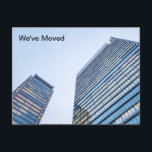 Cartão Postal Movimentamos o Skyscraper das cidades para os negó<br><div class="desc">Nossos escritórios mudaram edifícios, por favor atualize seu livro de endereços. Basta preencher os espaços de texto com as informações personalizadas da sua empresa para enviar a mudança de cartões postais de endereço a todos os seus contatos e clientes comerciais. Foto clássica de um prédio de arranha-céu e céu azul....</div>