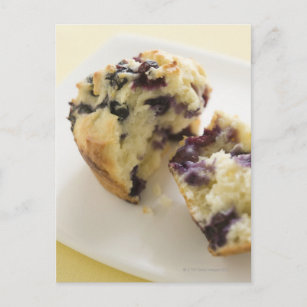 Cartão Postal Muffin de mirtilo aberto em uma placa branca