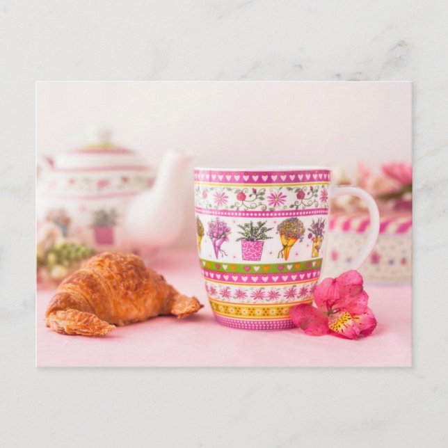 Cartão Postal Mug Com Chá, Croissant E Flor (Frente)