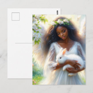 Cartão Postal Mulher Anjo de Pele Escura Segurando Coelho Bunny