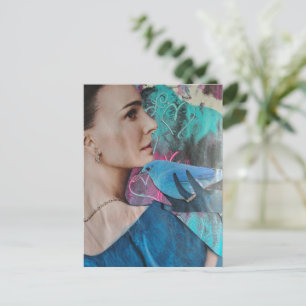 Cartão Postal Mulher Bonita com uma Colagem Surrealista de Pássa