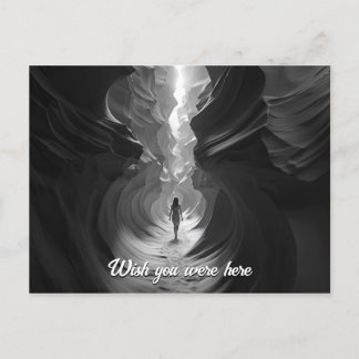 Cartão Postal Mulher caminhando através de uma foto B&W do gulch