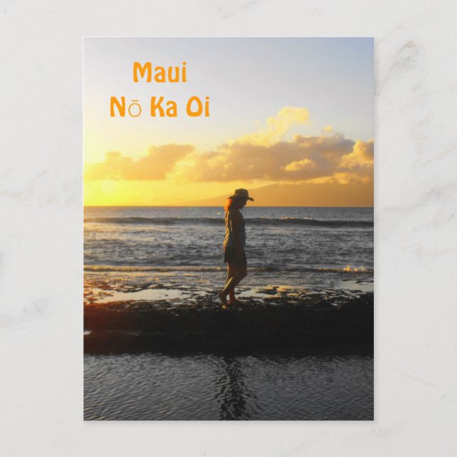 Cartão Postal Mulher caminhando na praia em Sunset em Maui (Frente)