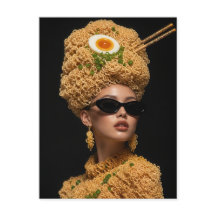 Mulher com Macarrão e Hashis no Cabelo e Roupas