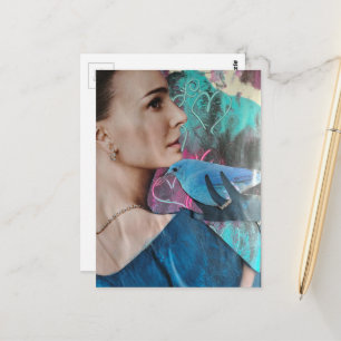 Cartão Postal Mulher com uma Colagem Surrealista de Pássaro Azul