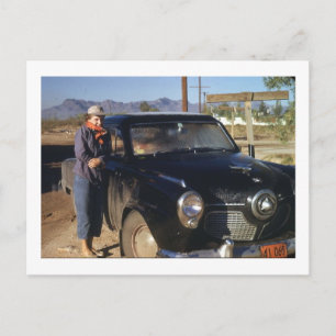 Cartão Postal Mulher com Vintage de Carro Velho