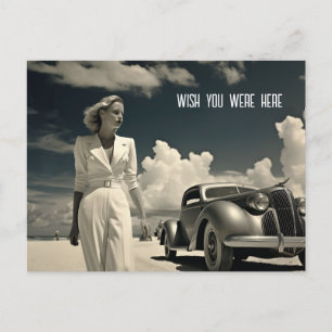 Cartão Postal Mulher de branco caminhando na praia em Miami