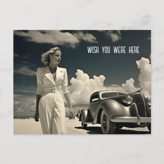 Cartão Postal Mulher de branco caminhando na praia em Miami (Frente)