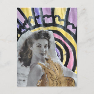 Cartão Postal Mulher de maiô dourado em arte de colagem de praia