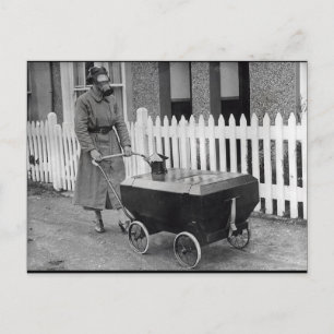 Cartão Postal Mulher de Máscara de Gás Assustadora Fotografia de