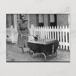 Cartão Postal Mulher de Máscara de Gás Assustadora Fotografia de