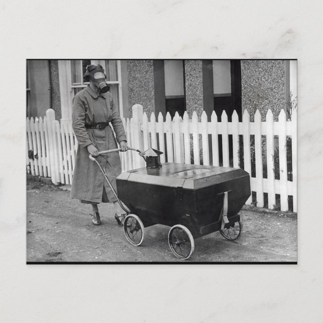 Cartão Postal Mulher de Máscara de Gás Assustadora Fotografia de (Frente)