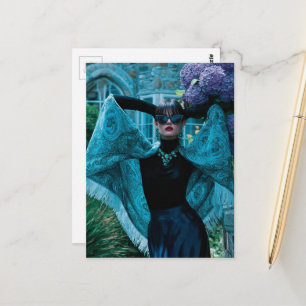 Cartão Postal Mulher de Óculos de Sol Dança em um Jardim