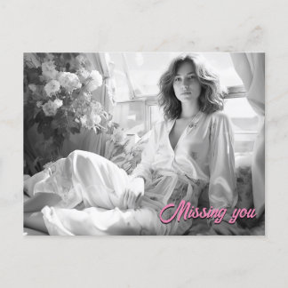 Cartão Postal Mulher deitada em folhas brancas de seda foto B&W