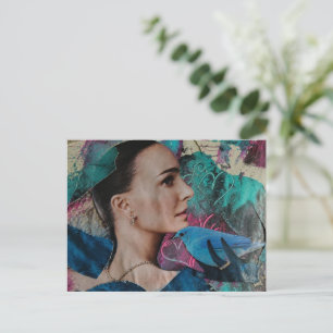Cartão Postal Mulher Deslumbrante com uma Colagem Surrealista de
