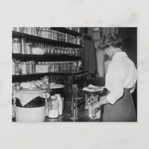 Cartão Postal Mulher do Laboratório de Química, 1910