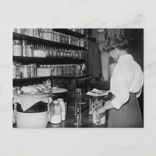 Cartão Postal Mulher do Laboratório de Química, 1910 (Frente)