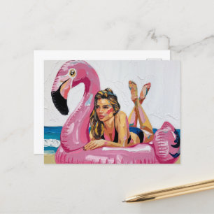 Cartão Postal Mulher do Verão num Flamingo Float na Praia