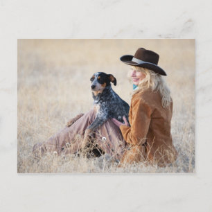 Cartão Postal Mulher e cão sentados no campo