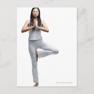 Cartão Postal Mulher em pé em posição de yoga