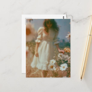 Cartão Postal Mulher em um Campo de Flores Silvestres Fotografia