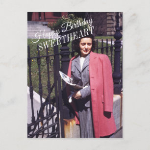 Cartão Postal Mulher fora da moda de meados do século