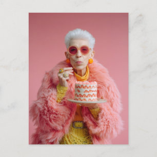 Cartão Postal Mulher Idosa Elegante Comendo Bolo em Moda Rosa