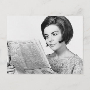 Cartão Postal Mulher lendo jornal