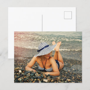 Cartão Postal Mulher loira na praia