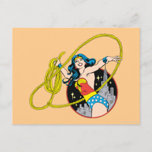 Cartão Postal Mulher Maravilha com fundo da cidade