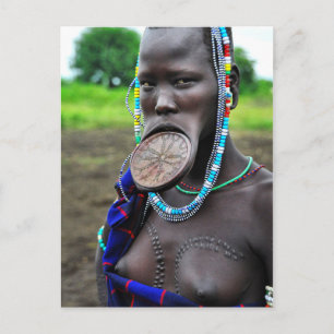 Cartão Postal Mulher Mursi com Plata de Vídeos e Escarificaçã