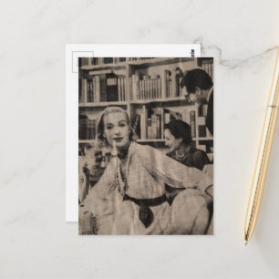 Cartão Postal Mulher na biblioteca na era de 1930
